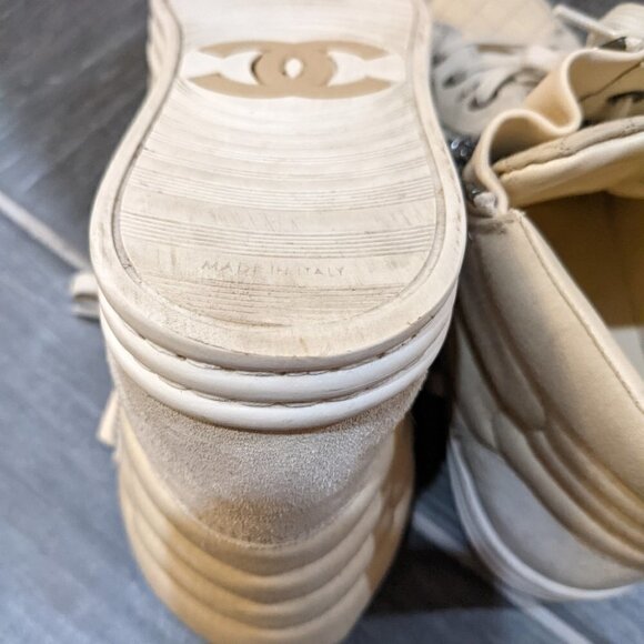 Chanel | Quilted High Top Sneakers G30617 - Picture 13 of 13